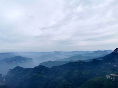 层峦叠嶂的山