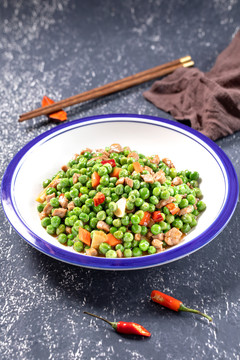 榄菜烩肉末青豌豆