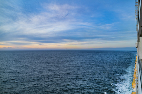 游轮上看大海和天空