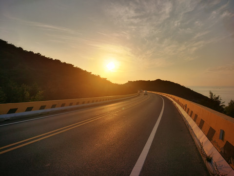 夕阳下的公路