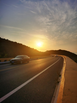 夕阳下的公路