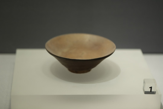 酱釉瓷碗