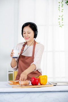 女人在厨房做菜