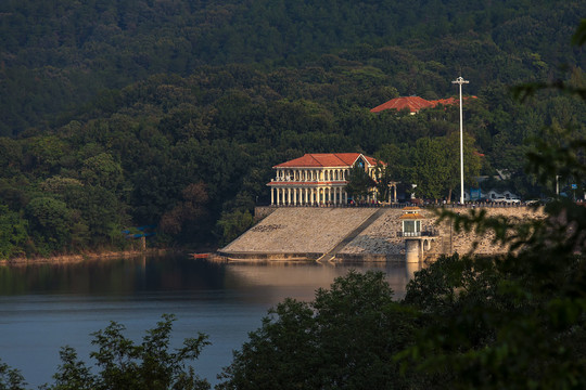 湖光晨影岸边建筑美景