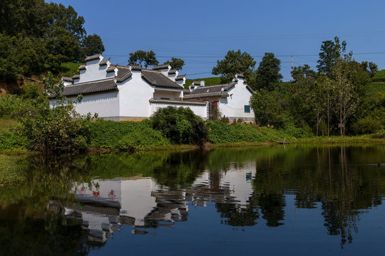 水边徽派建筑