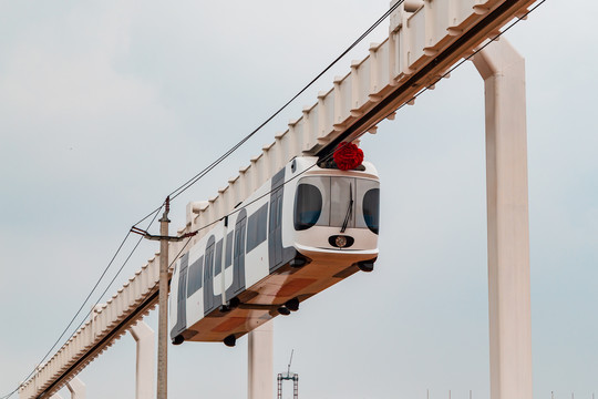 悬挂式空轨列车