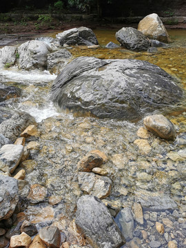 云台山清澈的水