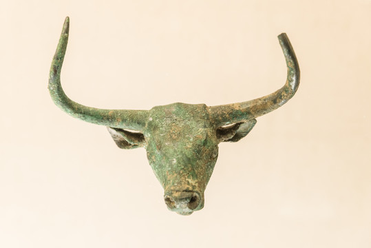 西汉时期滇族青铜牛首饰