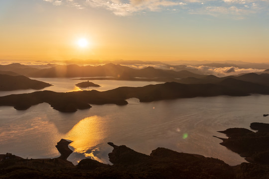 辽宁桓仁桓龙湖日出朝霞山水风光