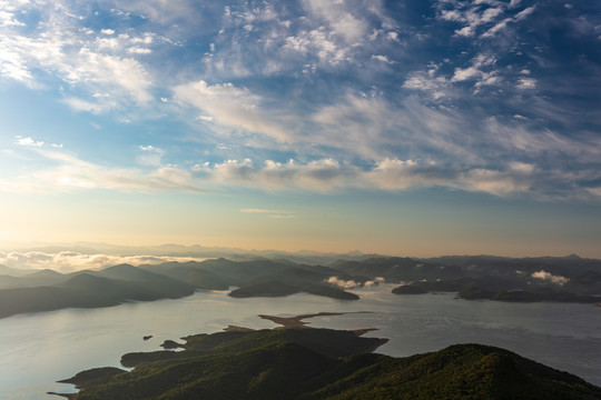 辽宁桓仁桓龙湖日出朝霞山水风光