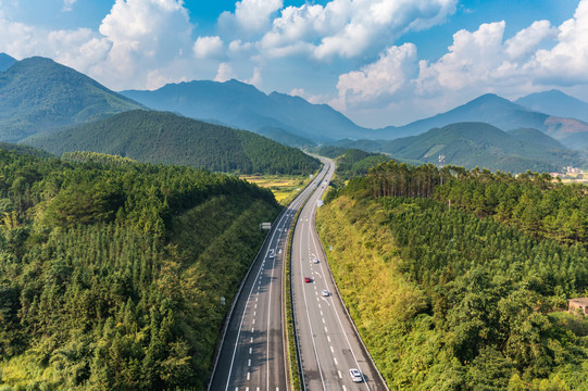 山谷中的高速公路弯路延伸远方