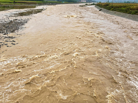 暴雨后浑黄湍急的河水