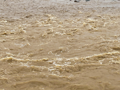 暴雨后浑黄湍急的河水