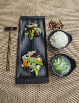 香菇油菜蔬菜米饭套餐
