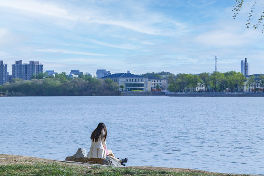湖边坐着女孩的背影