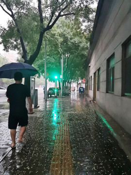 雨中街景