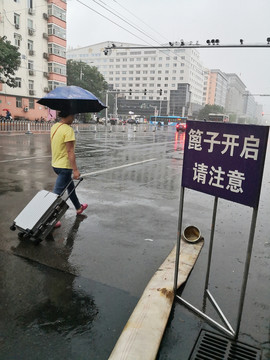 雨中街景