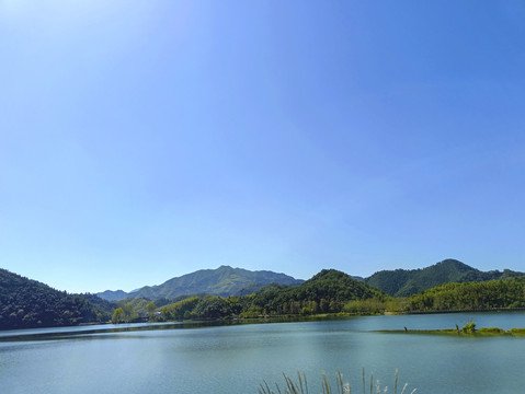 碧蓝湖水美景