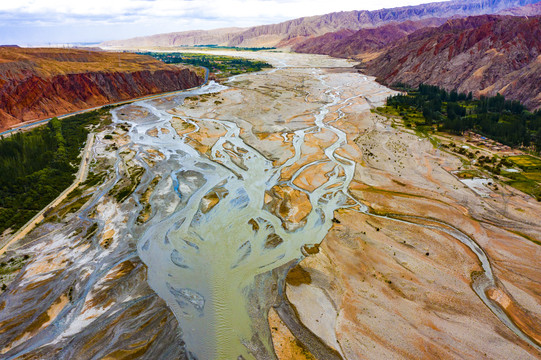 航拍新疆克州奥依塔克红山大峡谷