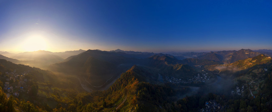 鸟瞰大山秋色晨光雾景