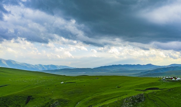 新疆喀纳斯雪山河流草原风光