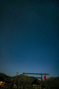 新疆禾木村夜晚的星空