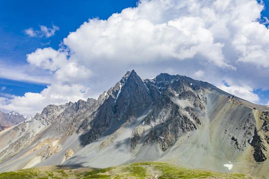 新疆喀纳斯雪山河流草原风光