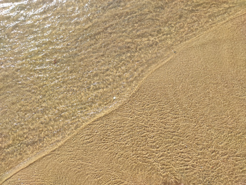 海滩上的清澈海水