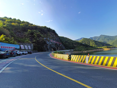 高山沿山路