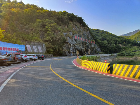 阳光下山路