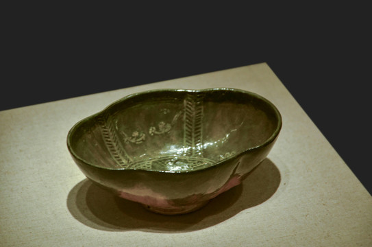 成都博物馆邛窑绿釉多曲长瓷杯