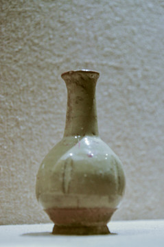 成都博物馆馆藏乳浊绿釉长颈瓷瓶