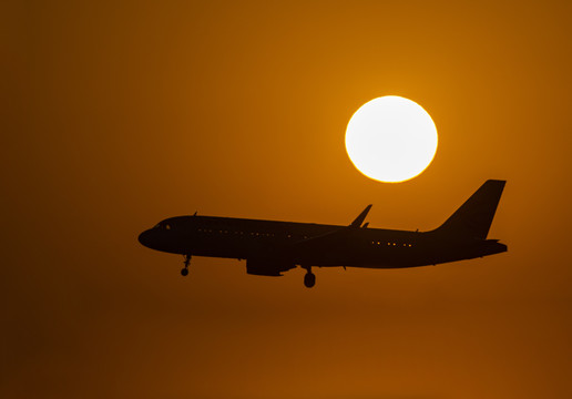飞机和夕阳