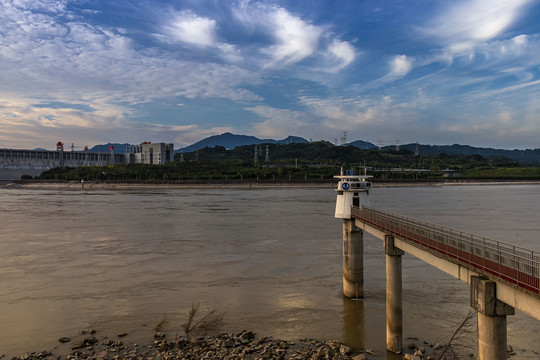 夕阳下的三峡大坝水文站美景