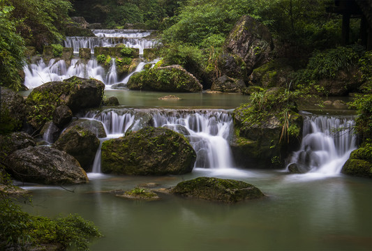 美丽的流水瀑布