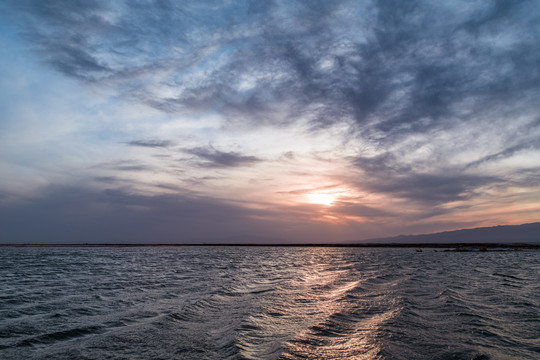 芒崖翡翠湖上的日落夕阳