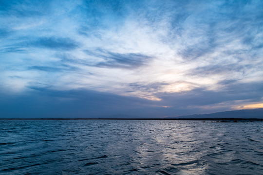 芒崖翡翠湖上的日落夕阳