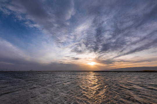 芒崖翡翠湖上的日落夕阳