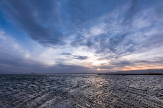 芒崖翡翠湖上的日落夕阳