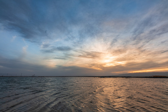 芒崖翡翠湖上的日落夕阳