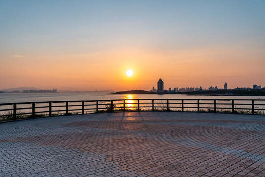 青岛海岸线和夕阳日落