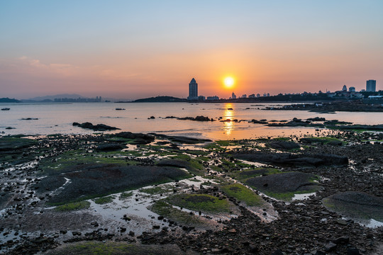 黄昏下的海岸线风光