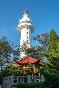 山东烟台山白色灯塔