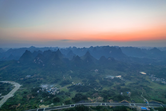 喀斯特地貌群山九万大山夕阳