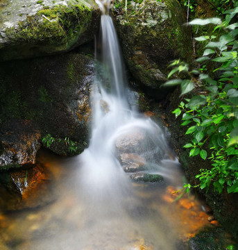 山谷中的水流