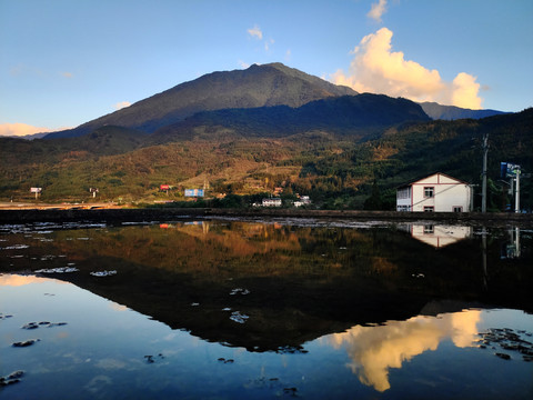 落日余暉馬耳山倒映