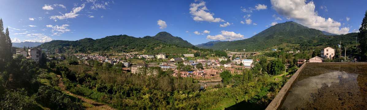 青龙镇柏香村马耳山全景