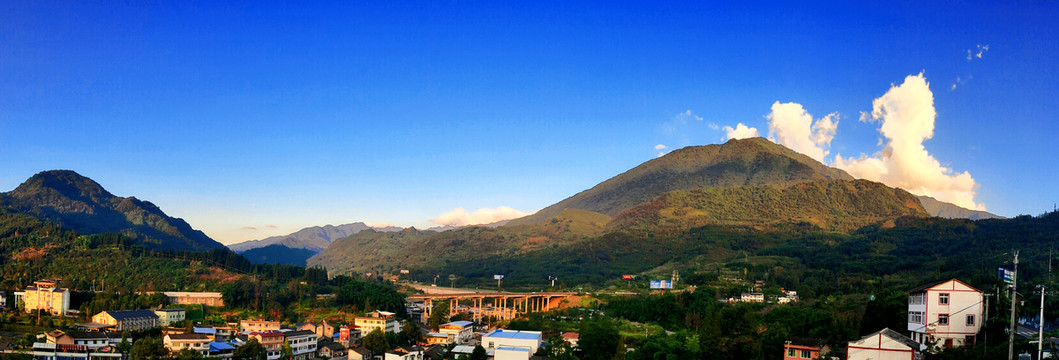 青龙镇日落余晖普照马耳山全景