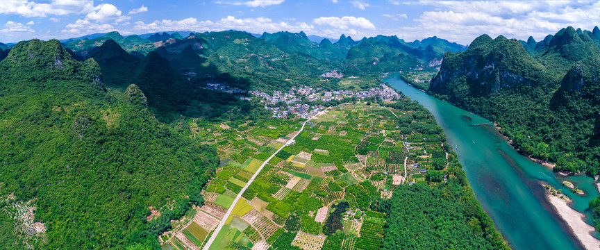 全景航拍桂林山水冠岩风景区