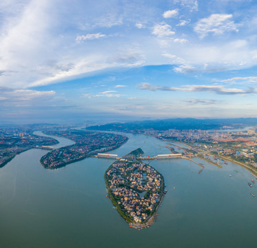 广西梧州长洲岛上蓝天白云景色美